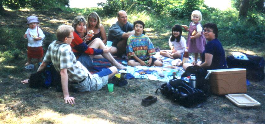 Hela familjerna Ueda-�gren p� Bj�rk�