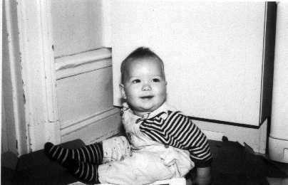 Ida sitter i bredbandskartongen - h�sten 2001
