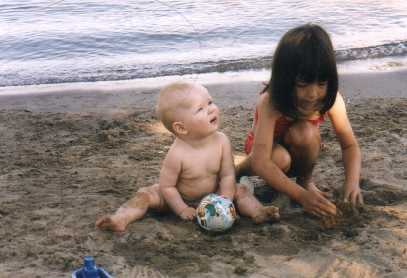 Ida och Miki leker vid strand 2001