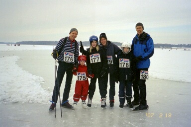 Familjen H�ggstr�m p� skridskotur under Bressernnet